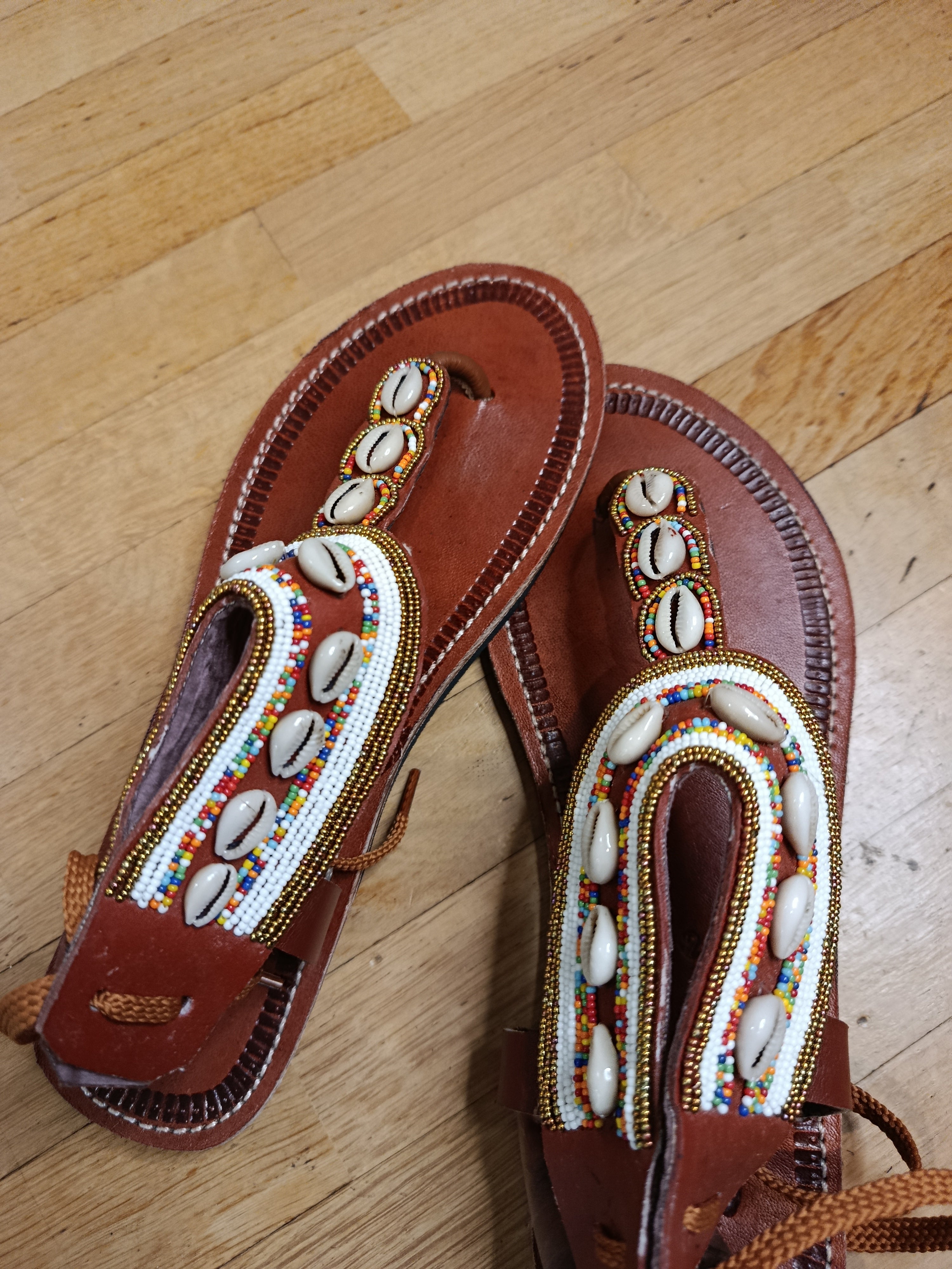 Sandales cuir perles et cauris