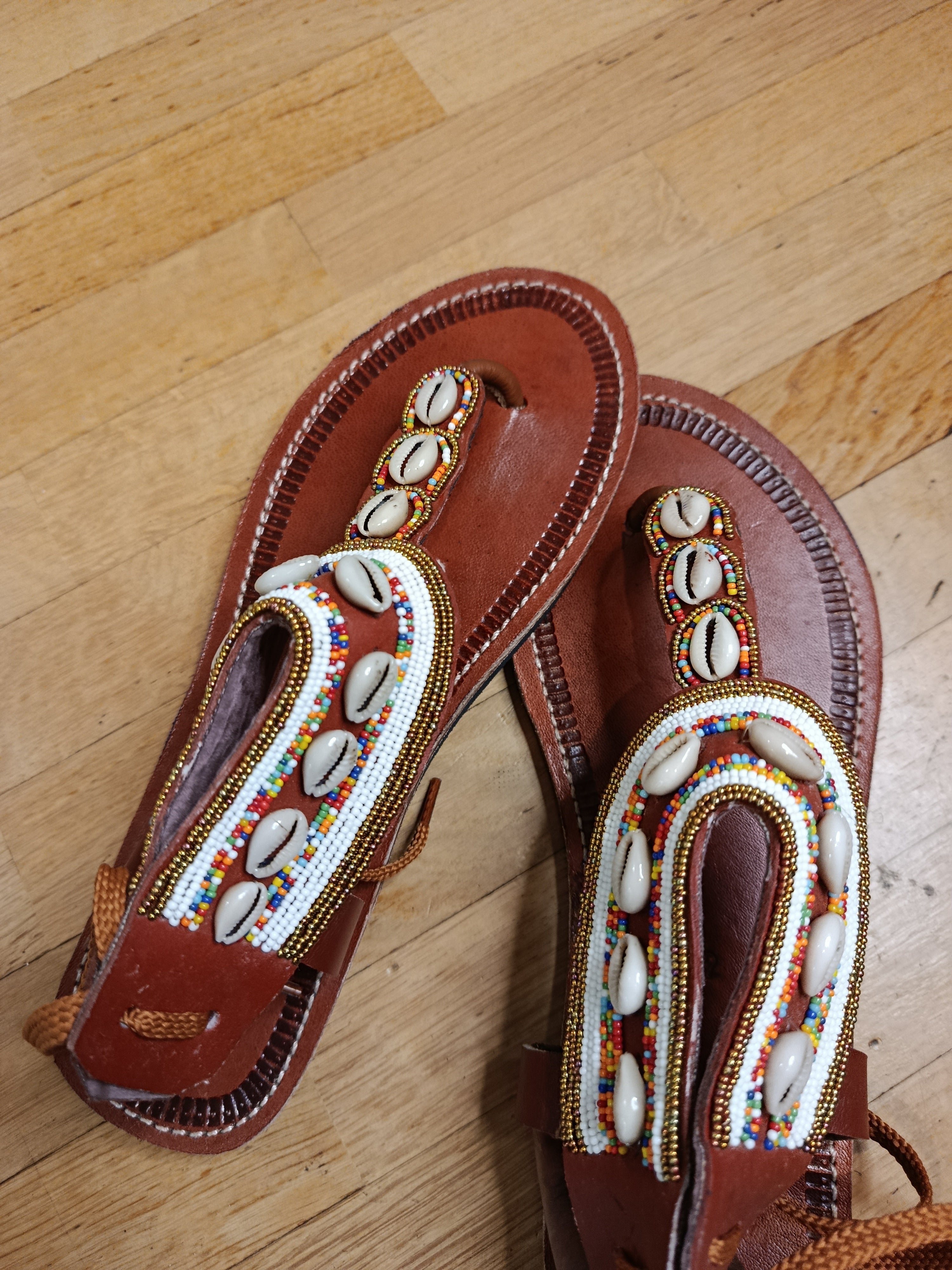 Sandales cuir perles et cauris