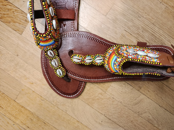 Sandales cuir perles et cauris Masai femme – Artisanat unique