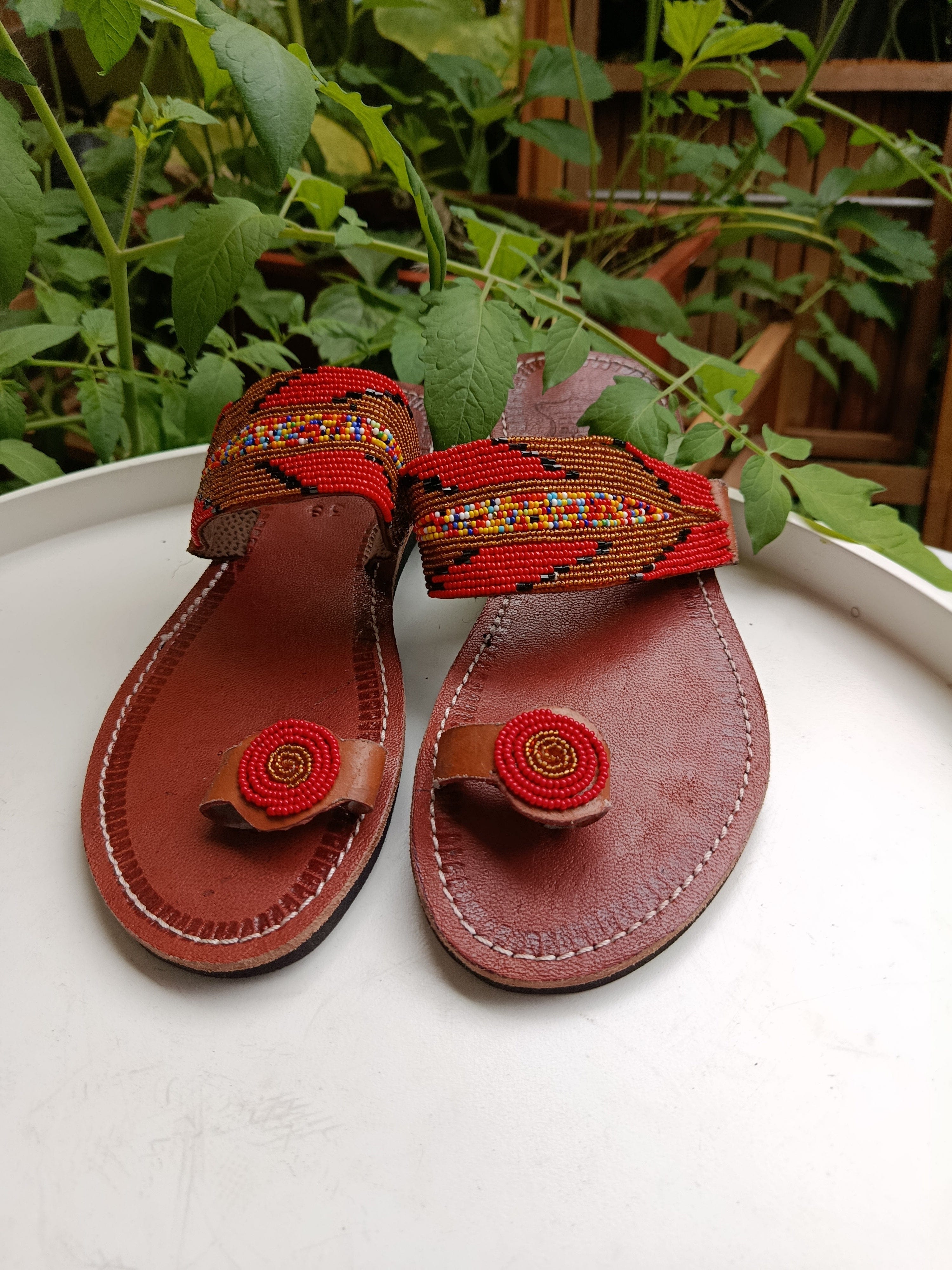 Jua Nyekundu – Tong cuir rouge perles dorées florales | Perlacuir