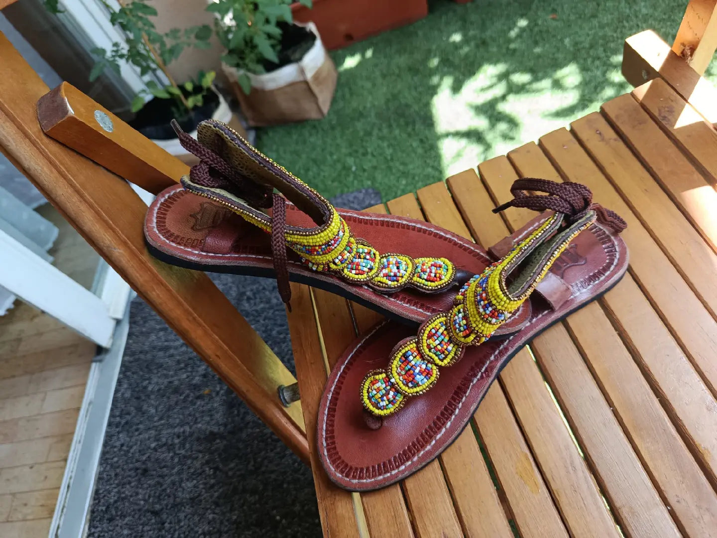Sandales cuir perlées Masai femme – Artisanat traditionnel