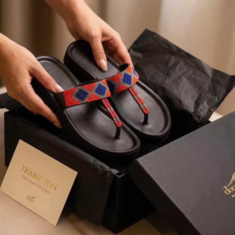 Sandale Masaï « Usiku »  Tong plateforme cuir noir perles orange & bleu nuit | Perlacuir