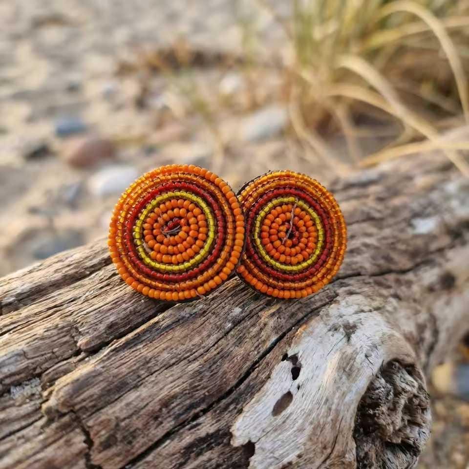 Sandale Masaï « Ukanda »  Tong cuir noir bande perles multicolores & médaillon | Perlacuir