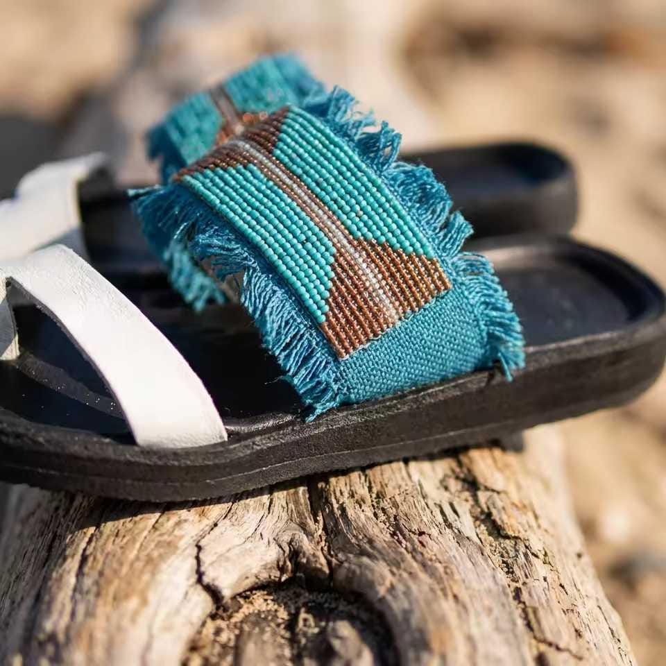 Sandale Masaï « Kitambaa »  Mule noire tissu ethnique turquoise & franges | Perlacuir