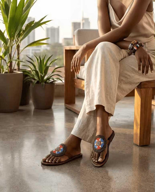 Jua Duara – Mule cuir marron grand médaillon perles noir, bleu & jaune