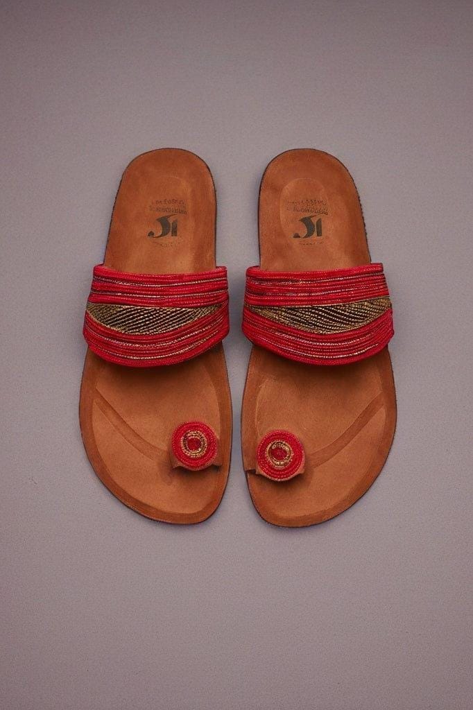 Sandale Masaï « Waridi »  Tong cuir camel bandes tressées rouges & fleur de perles | Perlacuir