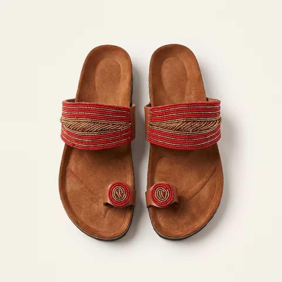 Sandale Masaï « Waridi »  Tong cuir camel bandes tressées rouges & fleur de perles | Perlacuir