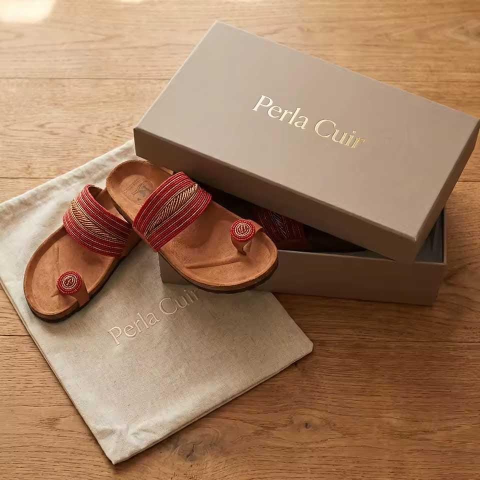 Sandale Masaï « Waridi »  Tong cuir camel bandes tressées rouges & fleur de perles | Perlacuir