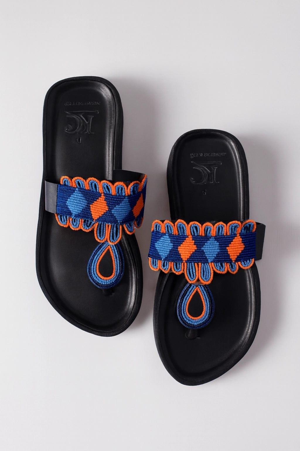 Sandale Masaï « Mvua »  Mule plateforme cuir noir perles géométriques bleu & orange | Perlacuir