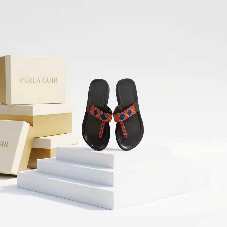 Sandale Masaï « Usiku »  Tong plateforme cuir noir perles orange & bleu nuit | Perlacuir