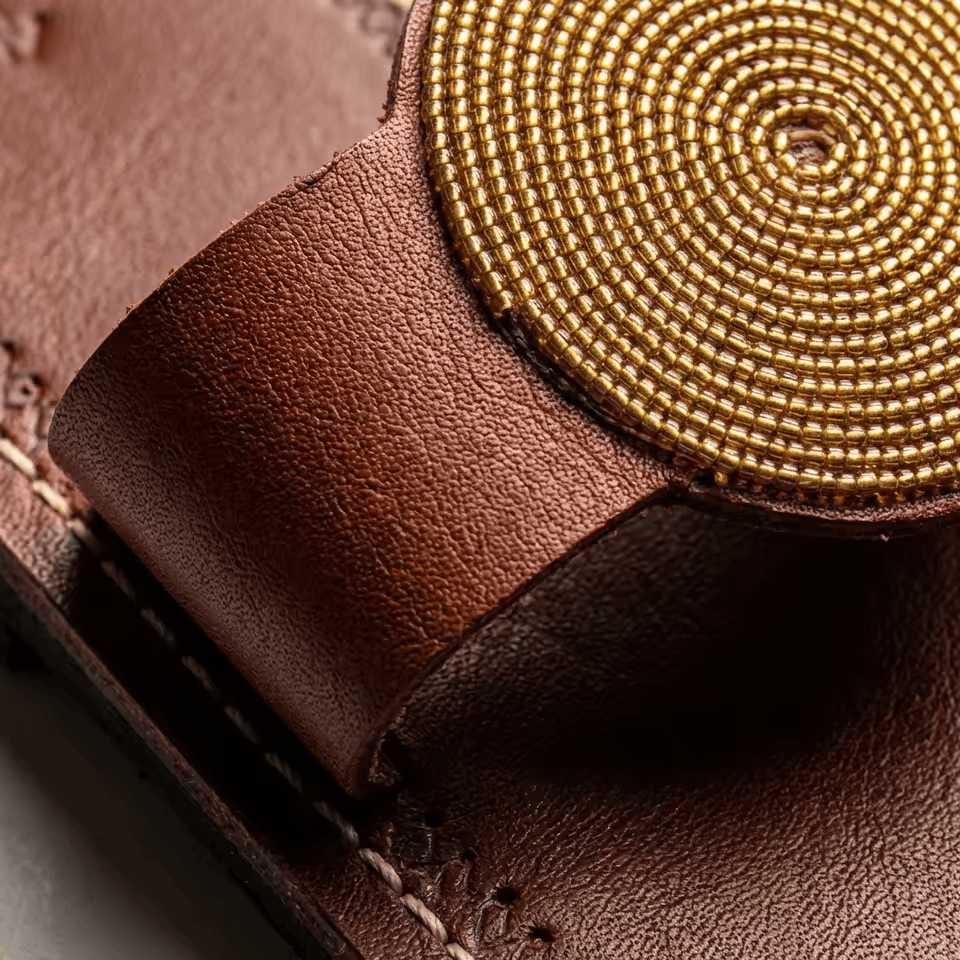 Sandale Masaï « Ardhi »  Tong cuir marron perles marron clair | Perlacuir