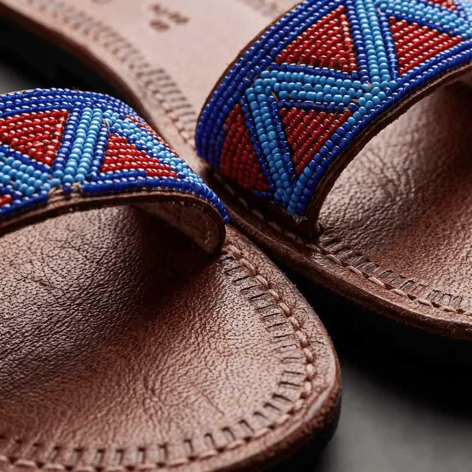 Sandale Masaï « Hekima »  Mule cuir cognac perles géométriques noir, blanc & or | Perlacuir