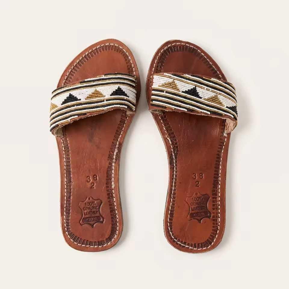 Sandale Masaï « Hekima »  Mule cuir cognac perles géométriques noir, blanc & or | Perlacuir
