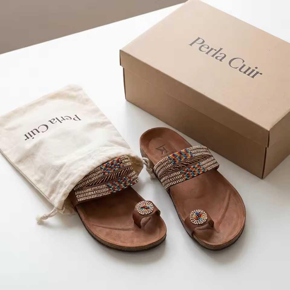 Sandale Masaï « Furaha »  Sandales cuir marron deux bandes perles multicolores & anneau orteil | Perlacuir