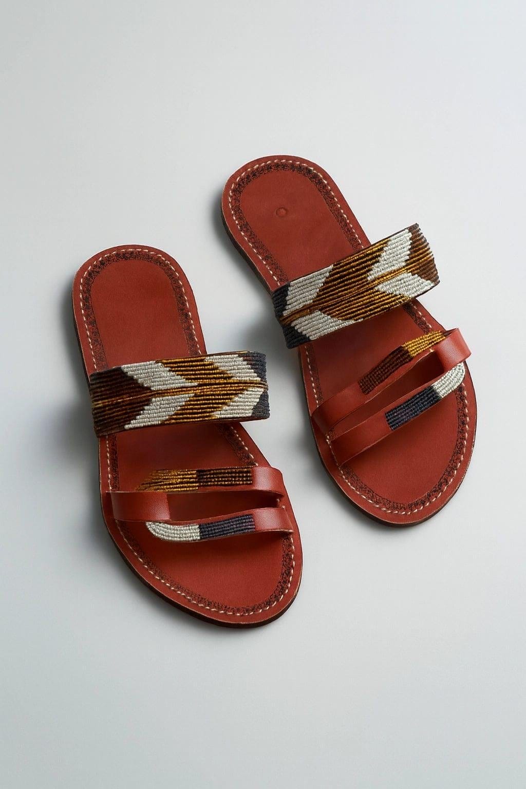 Sandale Masaï « Dhahabu »  Mule cuir rouge brique perles géométriques blanc & or | Perlacuir