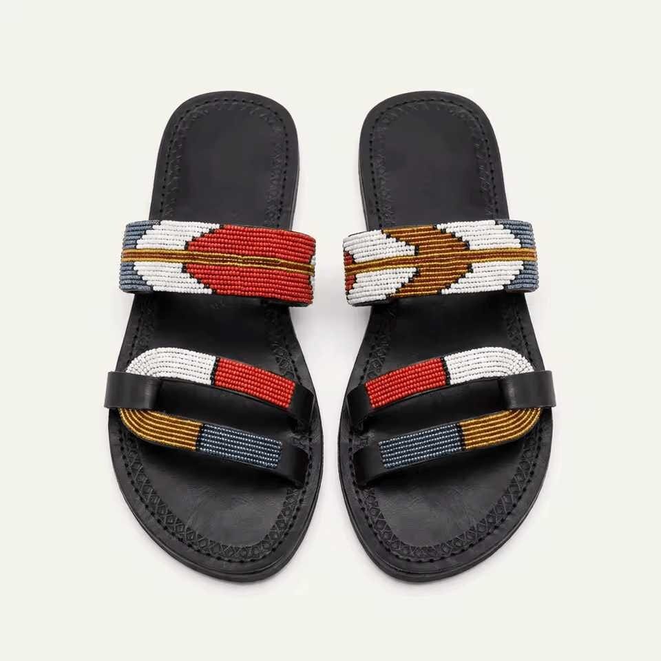 Sandale Masaï « Dhahabu »  Mule cuir rouge brique perles géométriques blanc & or | Perlacuir