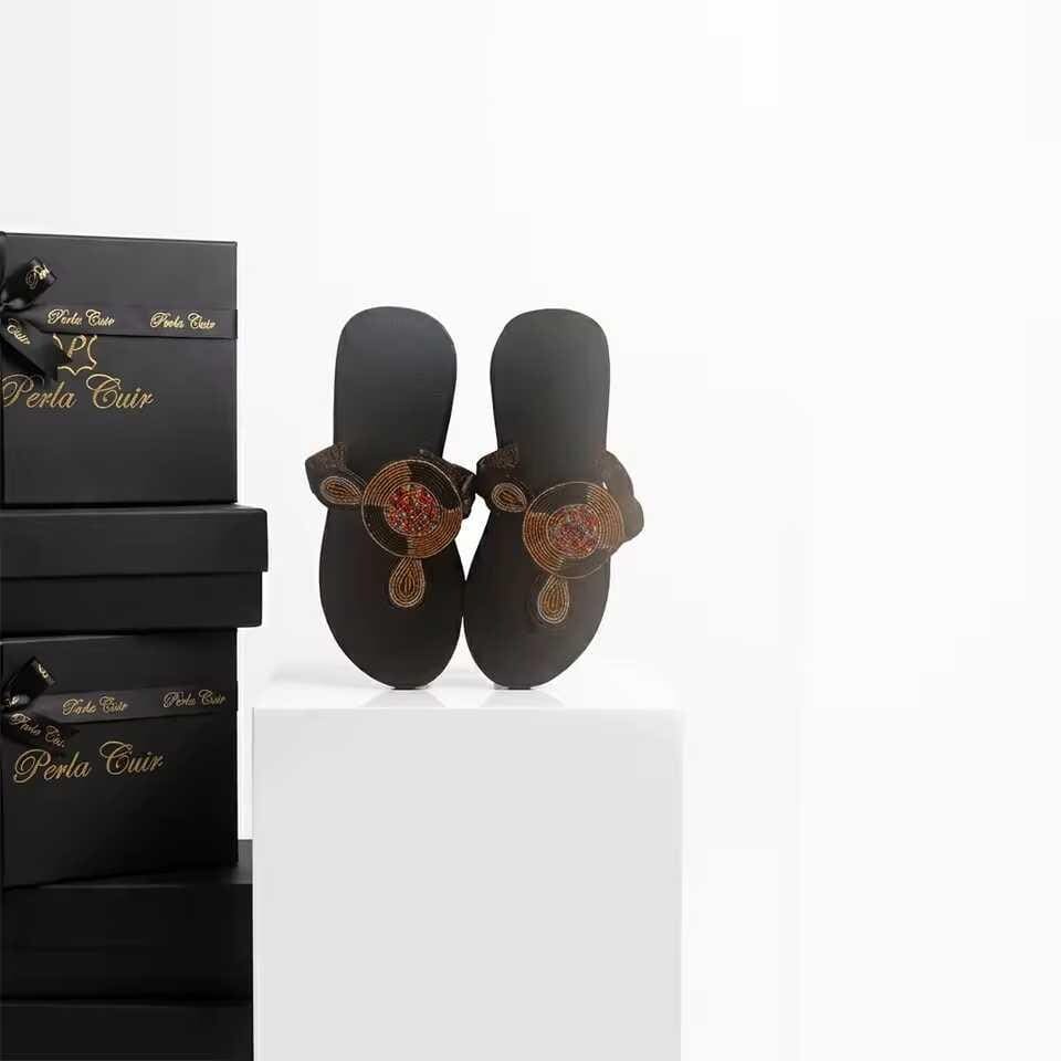 Sandale Masaï « Taji »  Tong plateforme noire médaillon doré sculptural | Perlacuir