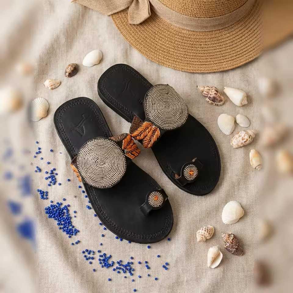Sandale Masaï « Duara »  Tong cuir noir médaillons spirales blancs & perles multicolores | Perlacuir