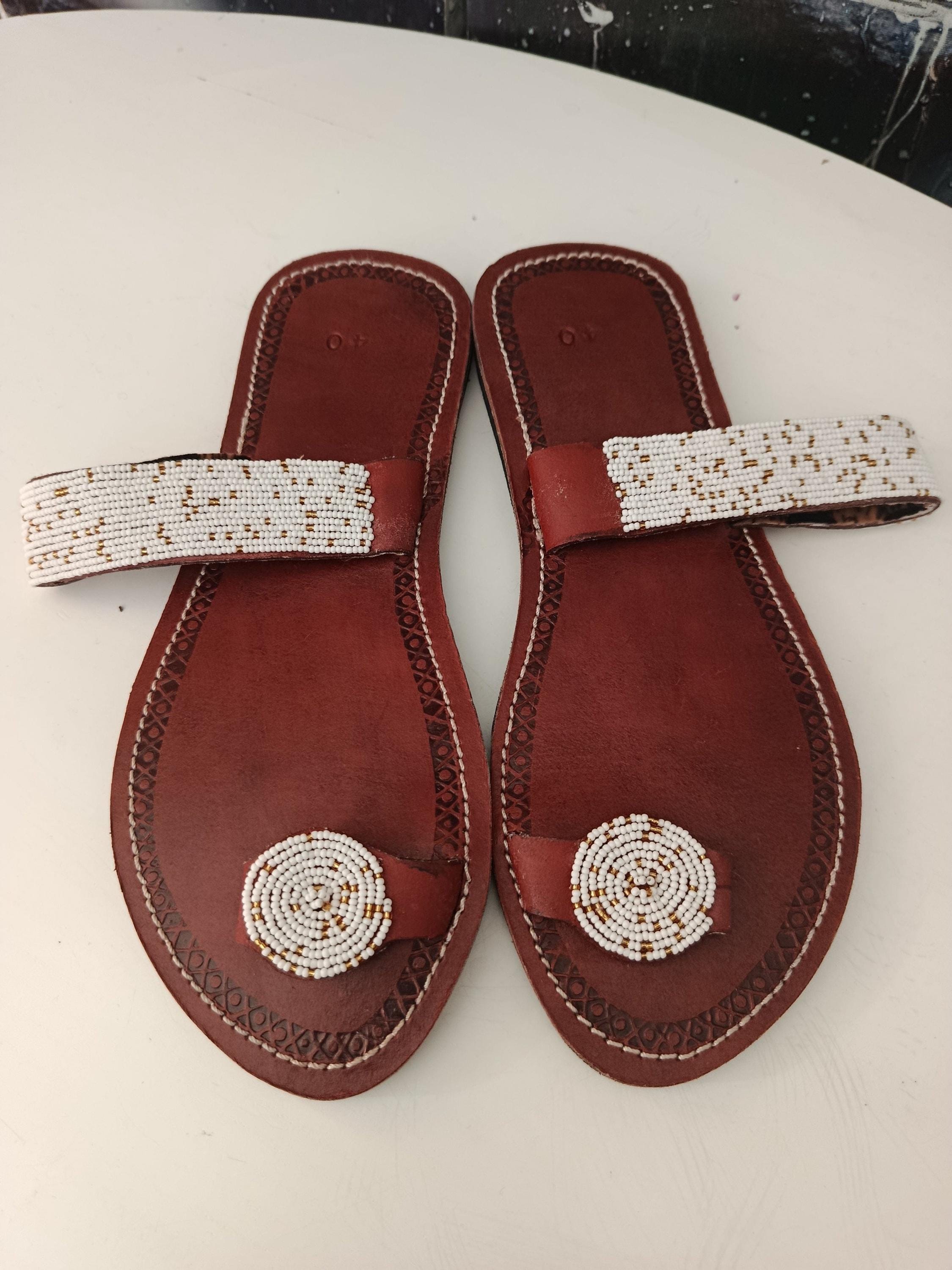 Fedha  Tong cuir bordeaux perles blanches & médaillon argenté | Perlacuir