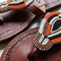 Anga – Tong cuir marron médaillon spirale perles camel & ivoire