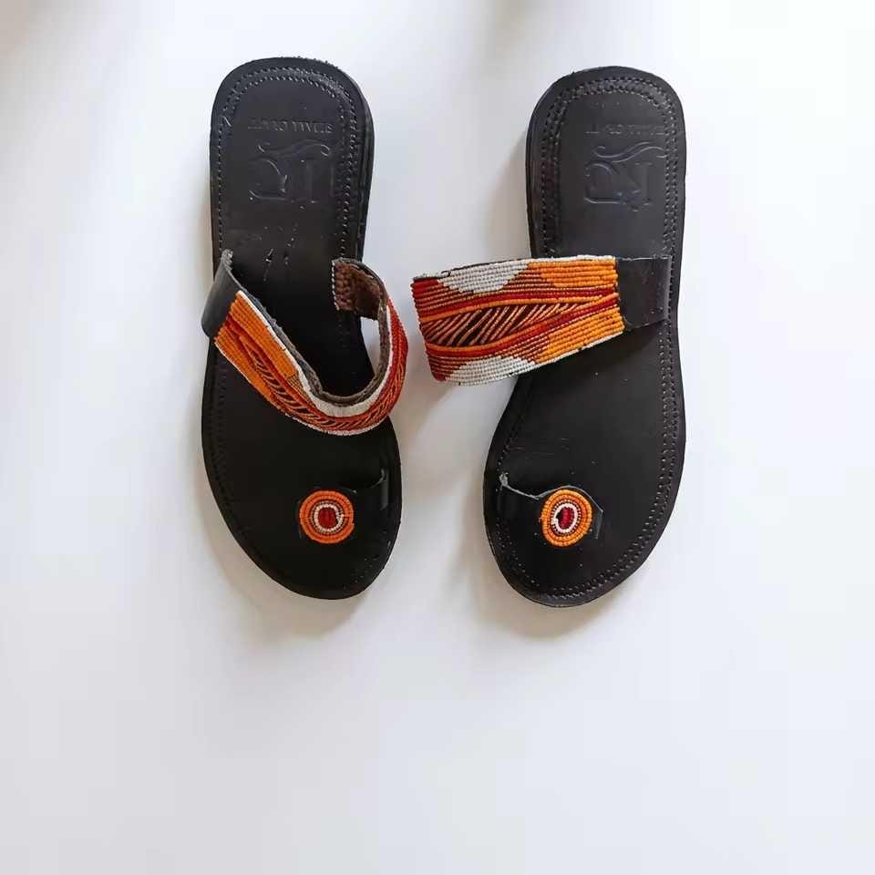 Sandale Masaï « Ukanda »  Tong cuir noir bande perles multicolores & médaillon | Perlacuir