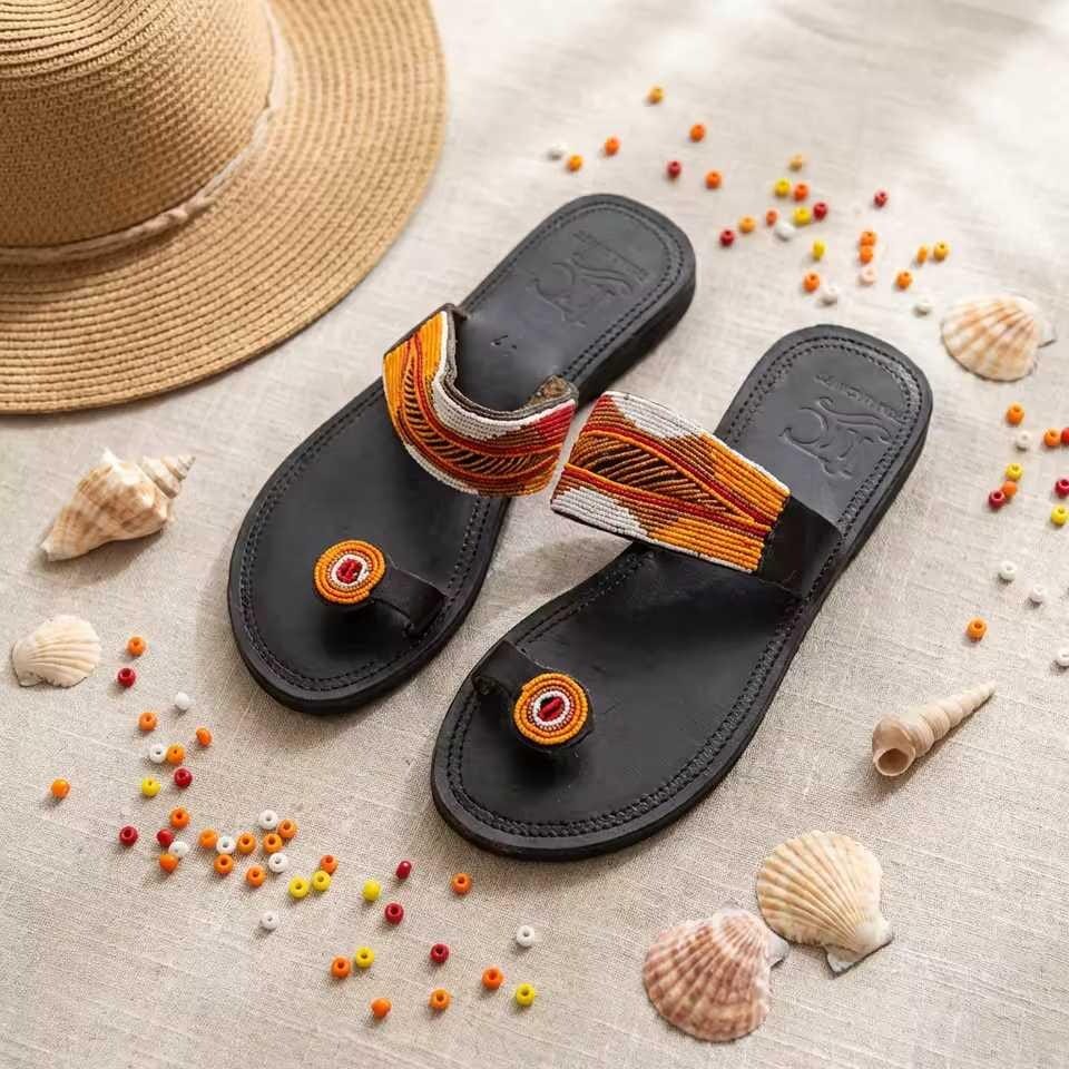 Sandale Masaï « Ukanda »  Tong cuir noir bande perles multicolores & médaillon | Perlacuir
