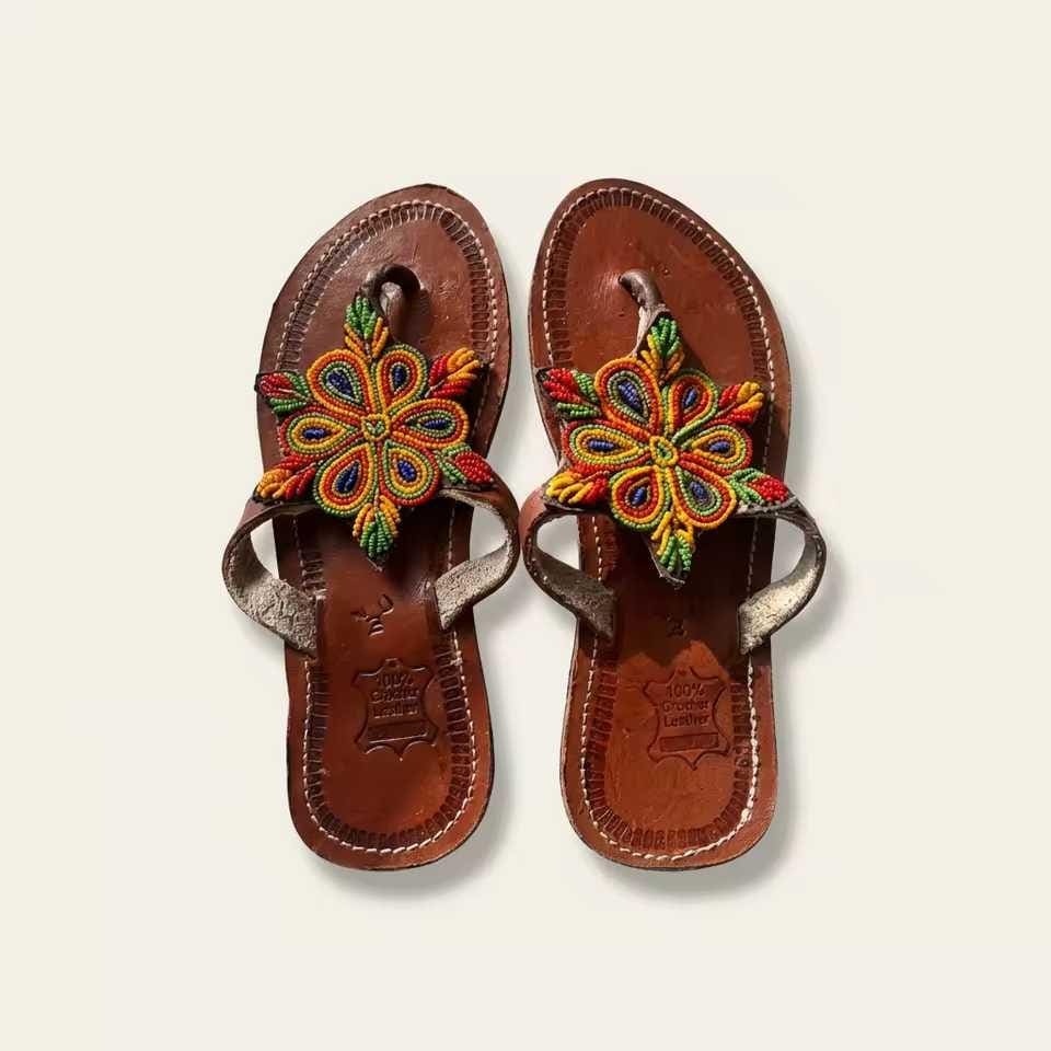 Sandale Masaï « Ua »  Tong cuir marron grande fleur perles multicolores | Perlacuir