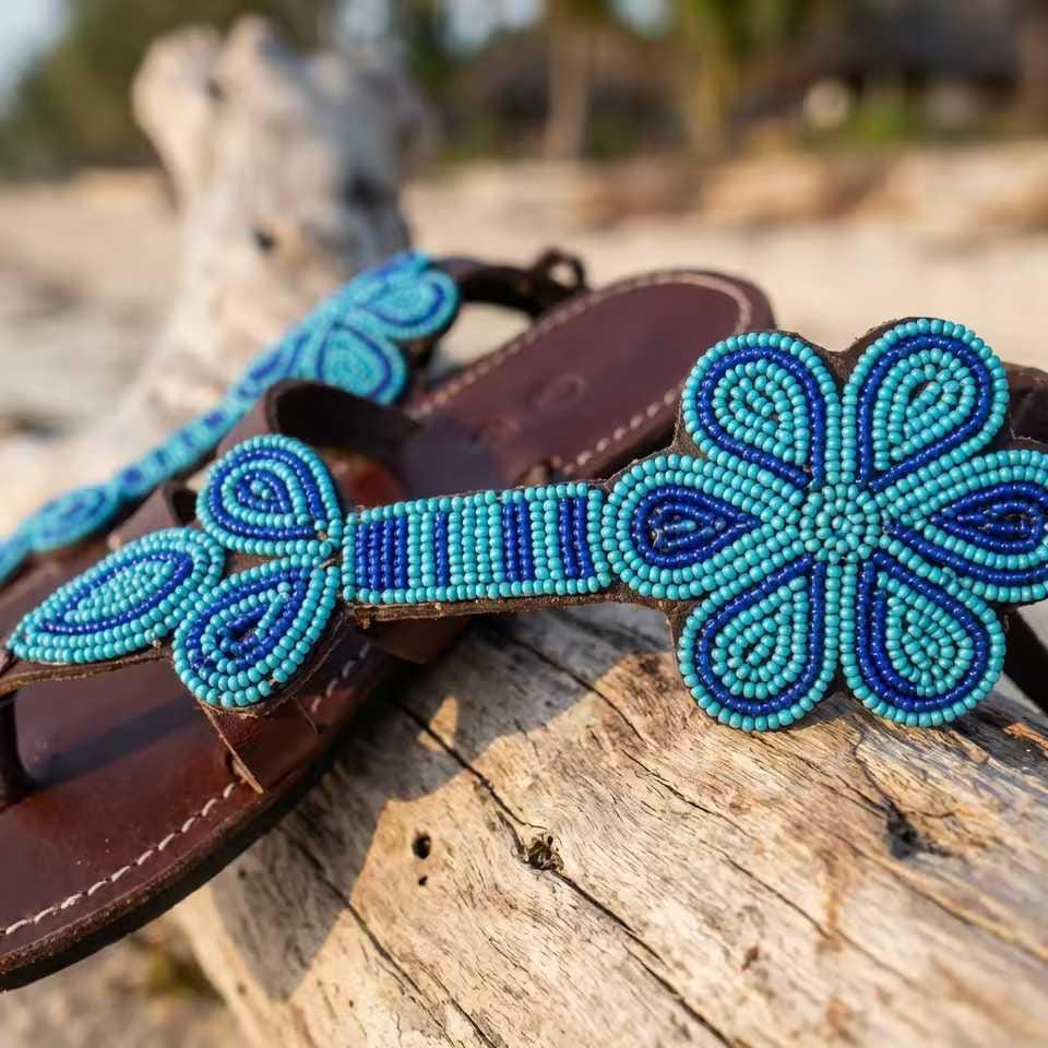 Sandale Masaï « Sherehe »  Sandales cuir marron grands médaillons perles multicolores & lacets cheville | Perlacuir