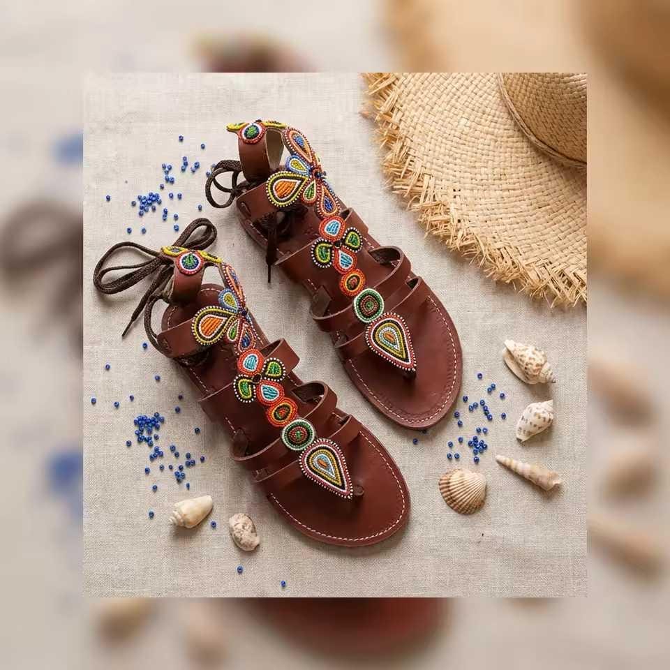 Sandale Masaï « Sherehe »  Sandales cuir marron grands médaillons perles multicolores & lacets cheville | Perlacuir