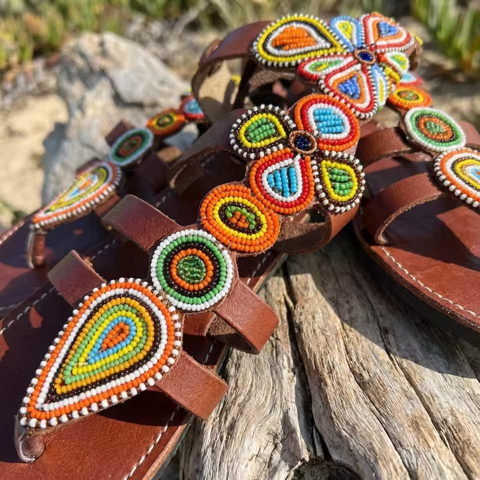 Sandale Masaï « Sherehe »  Sandales cuir marron grands médaillons perles multicolores & lacets cheville | Perlacuir