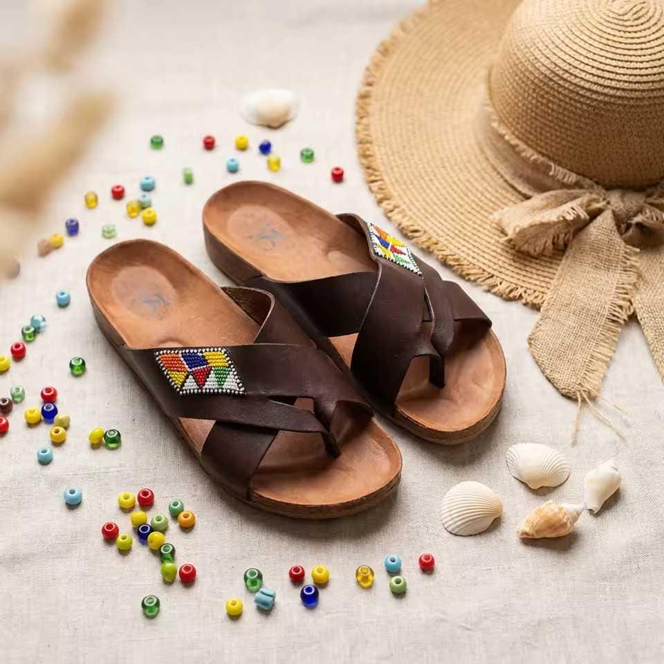 Sandale Masaï Homme « Baba »  Tong cuir marron bandes croisées & perles multicolores | Perlacuir