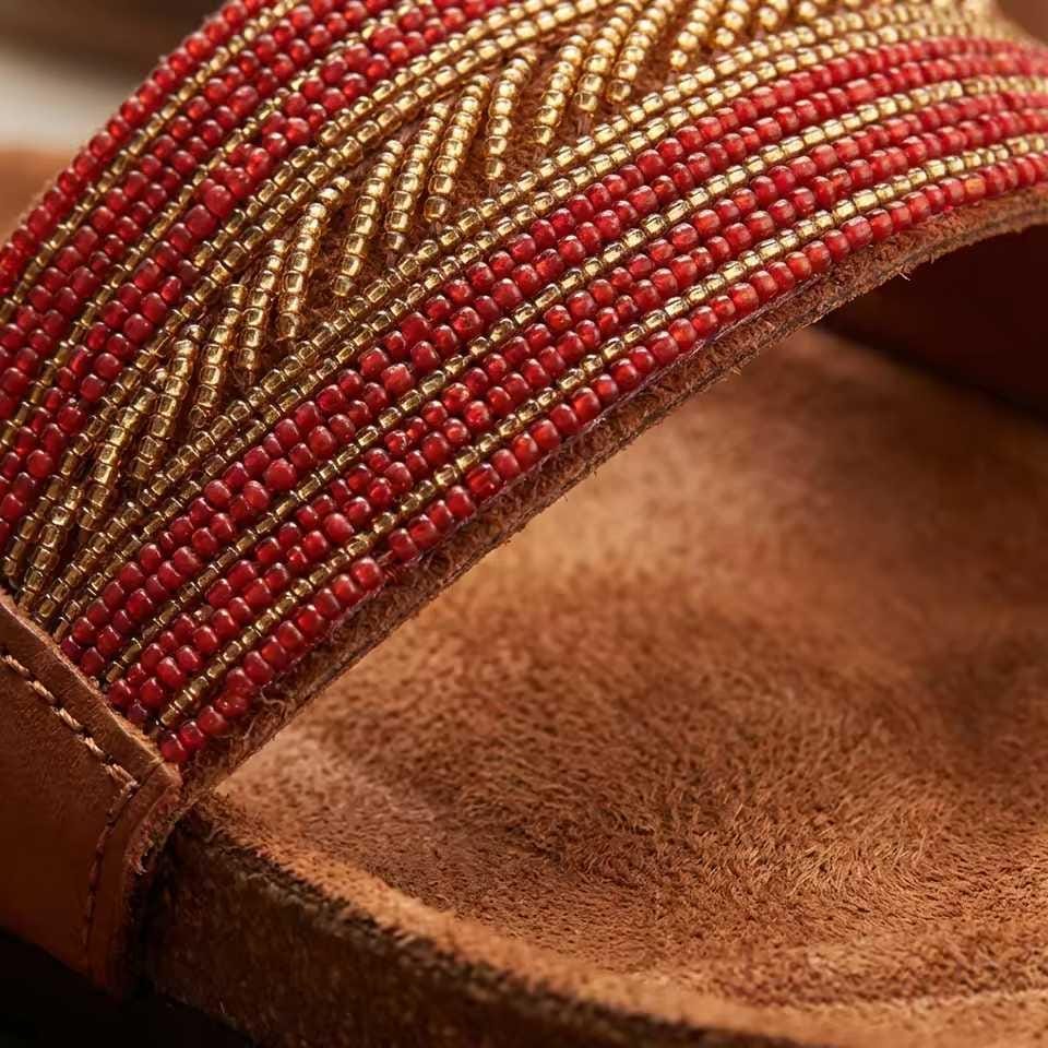 Sandale Masaï « Waridi »  Tong cuir camel bandes tressées rouges & fleur de perles | Perlacuir