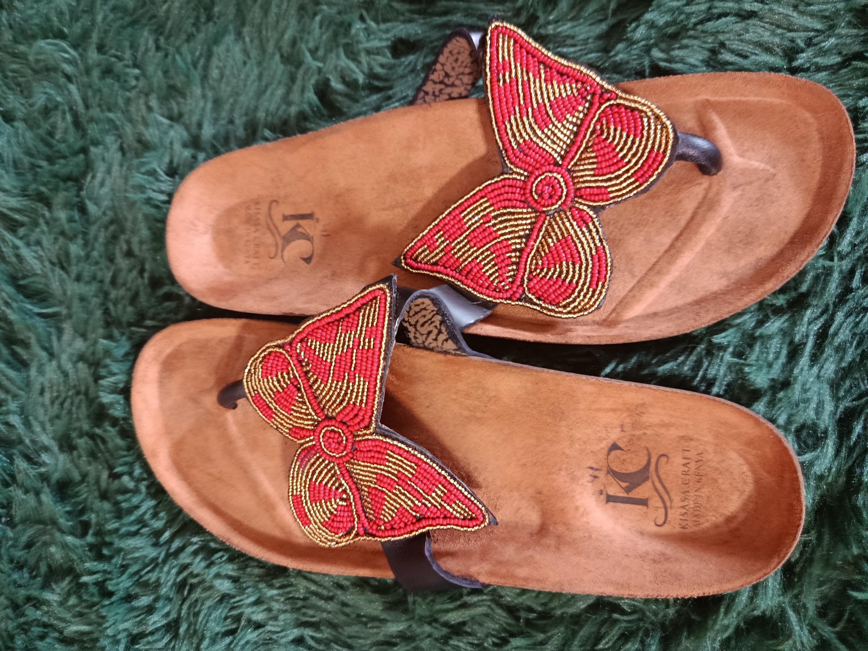 Sandale Masaï « Kipepeo »  Tong cuir camel grand papillon perles orange & jaune | Perlacuir