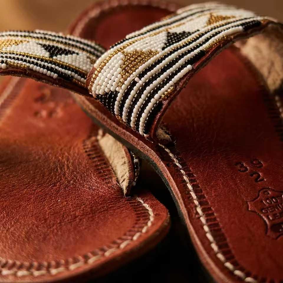 Sandale Masaï « Hekima »  Mule cuir cognac perles géométriques noir, blanc & or | Perlacuir
