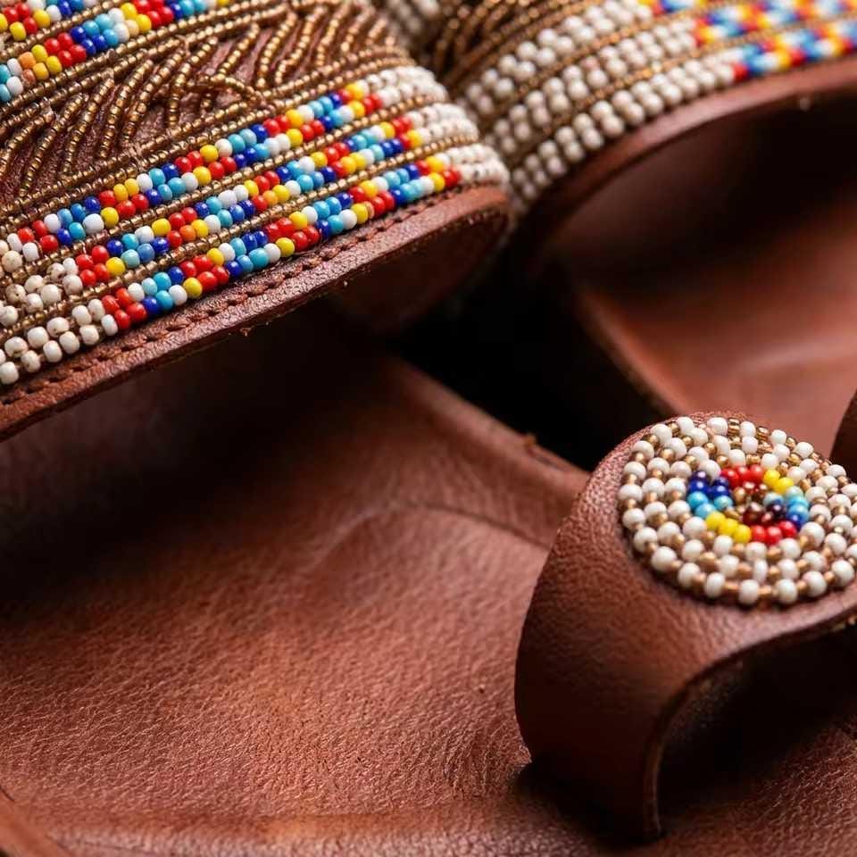 Sandale Masaï « Furaha »  Sandales cuir marron deux bandes perles multicolores & anneau orteil | Perlacuir