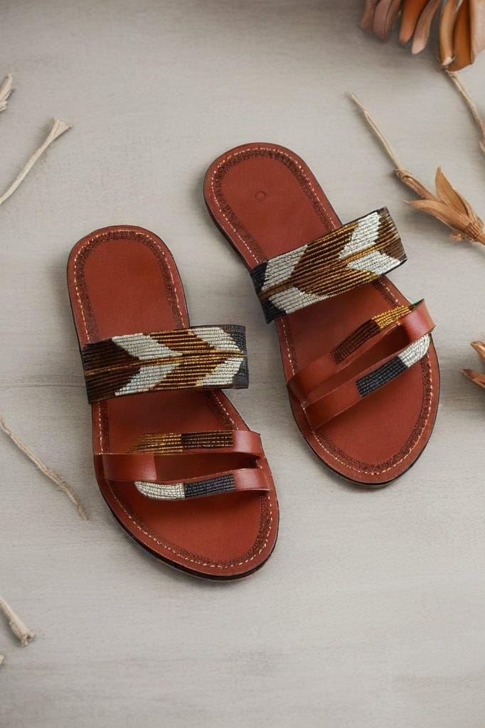 Sandale Masaï « Dhahabu »  Mule cuir rouge brique perles géométriques blanc & or | Perlacuir