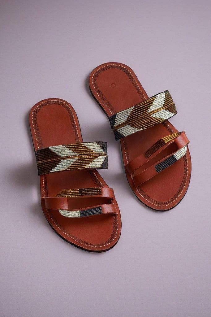 Sandale Masaï « Dhahabu »  Mule cuir rouge brique perles géométriques blanc & or | Perlacuir