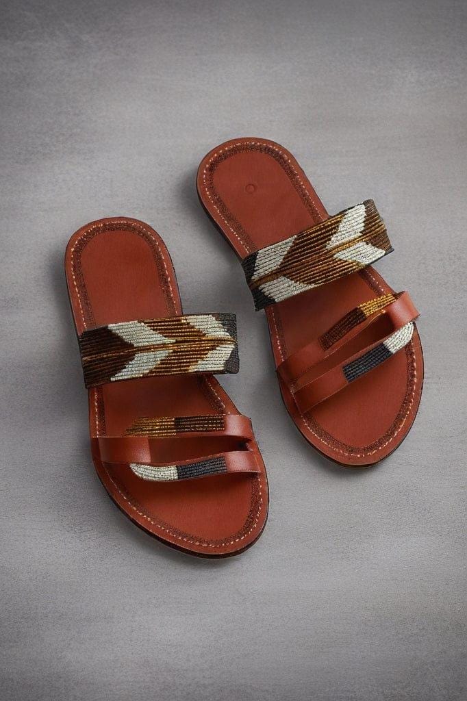 Sandale Masaï « Dhahabu »  Mule cuir rouge brique perles géométriques blanc & or | Perlacuir