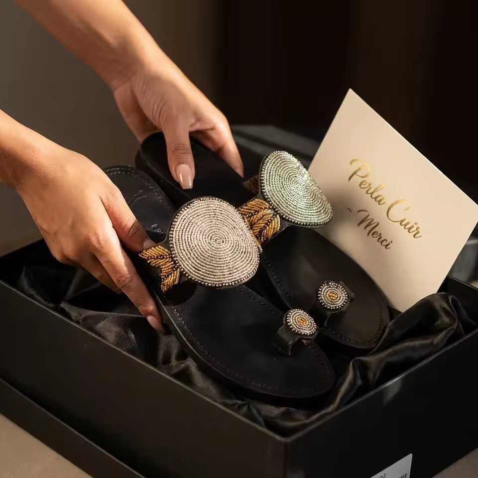 Sandale Masaï « Duara »  Tong cuir noir médaillons spirales blancs & perles multicolores | Perlacuir