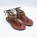 Shanga – Sandale cuir marron collier perles multicolores festonné médaillons & lacets cheville