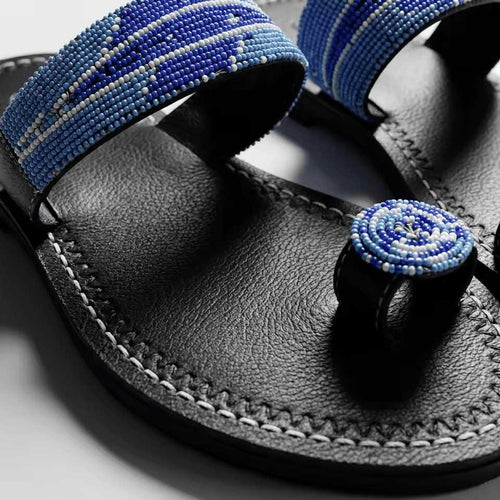Bahari Usiku – Mule cuir noir bande perles bleu & blanc médaillon