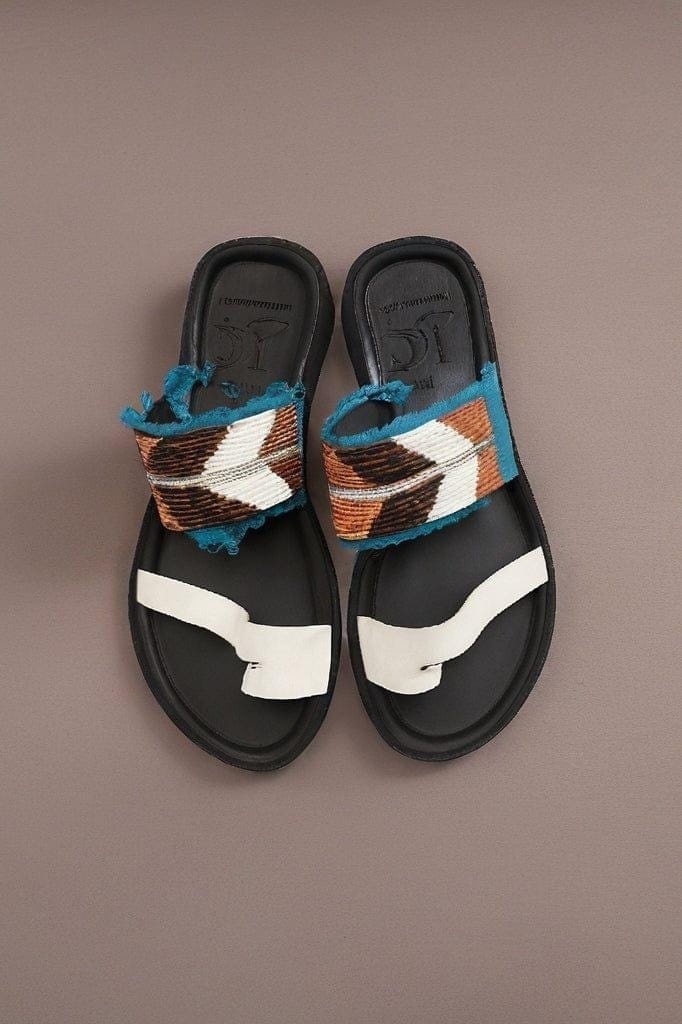 Sandale Masaï « Kitambaa »  Mule noire tissu ethnique turquoise & franges | Perlacuir