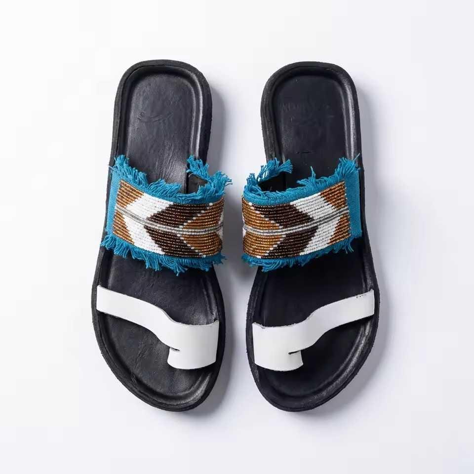 Sandale Masaï « Kitambaa »  Mule noire tissu ethnique turquoise & franges | Perlacuir