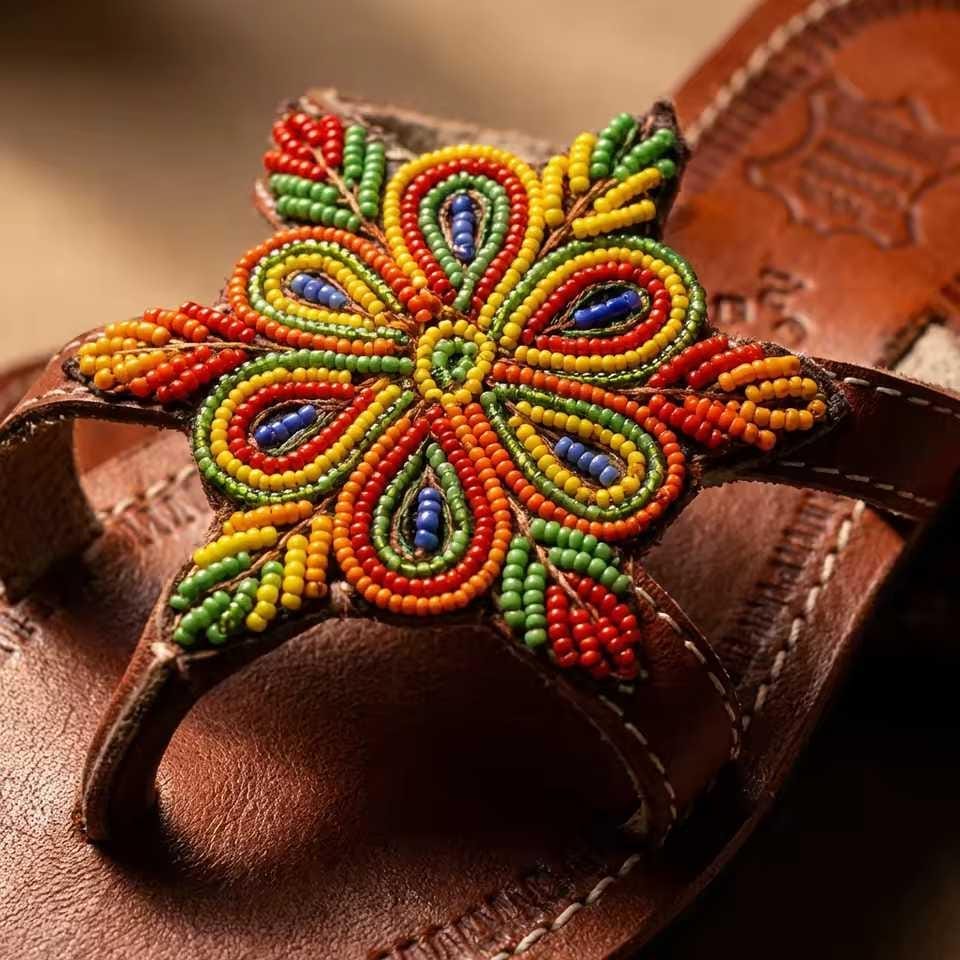 Sandale Masaï « Ua »  Tong cuir marron grande fleur perles multicolores | Perlacuir
