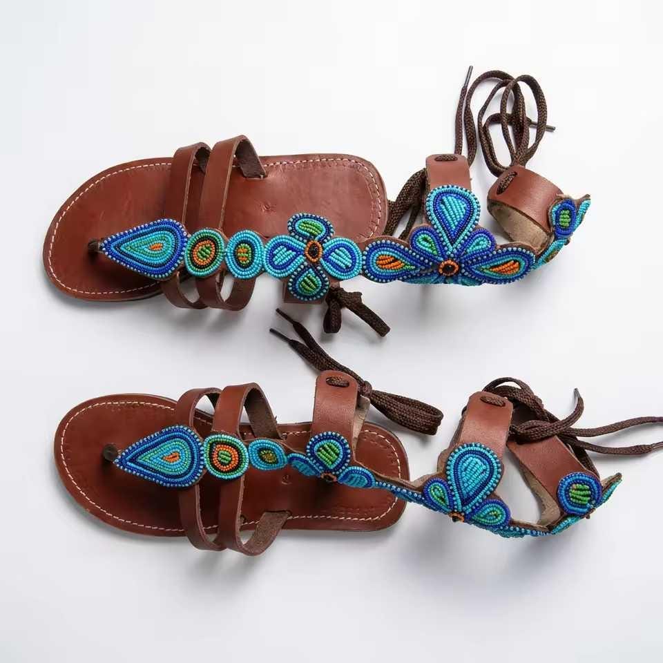 Sandale Masaï « Sherehe »  Sandales cuir marron grands médaillons perles multicolores & lacets cheville | Perlacuir