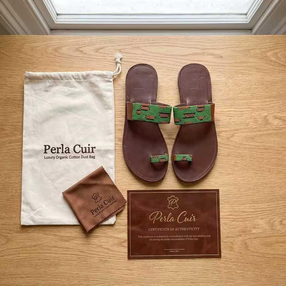 Sandale Masaï « Zumaridi »  Tong cuir marron perles émeraude & motifs dorés | Perlacuir