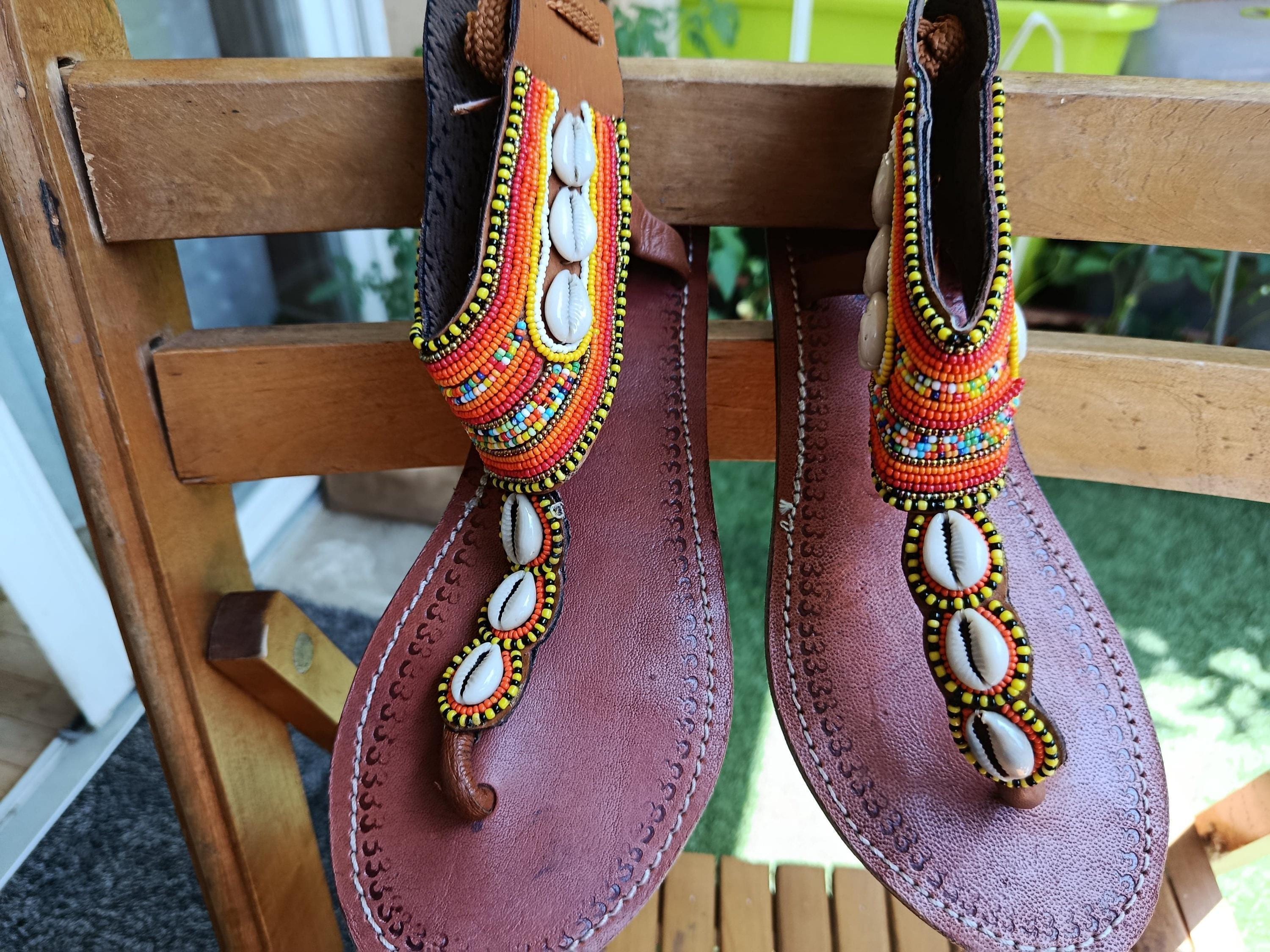 Kauri Safi  Sandale cuir camel bande cauris & perles ivoire élégante