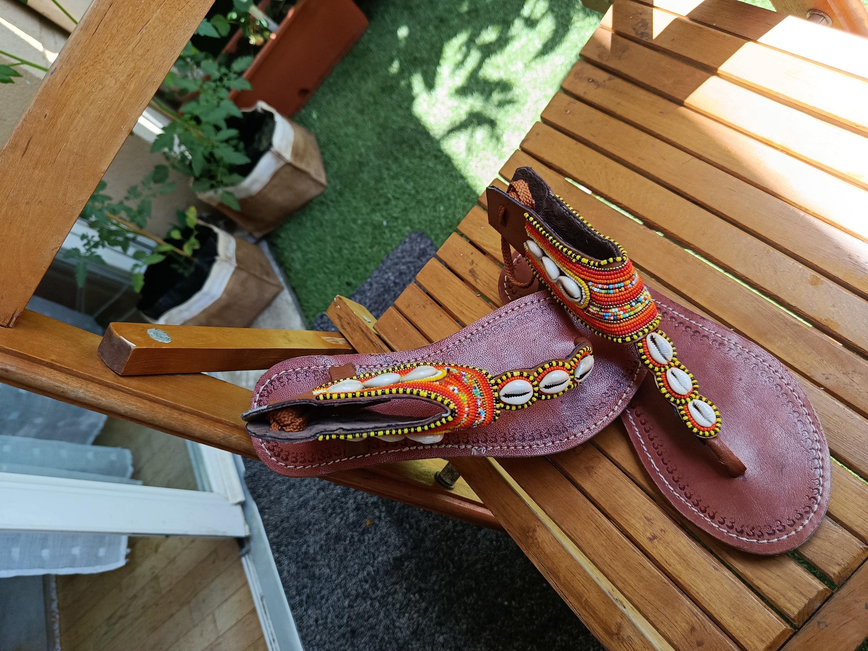 Kauri Safi  Sandale cuir camel bande cauris & perles ivoire élégante