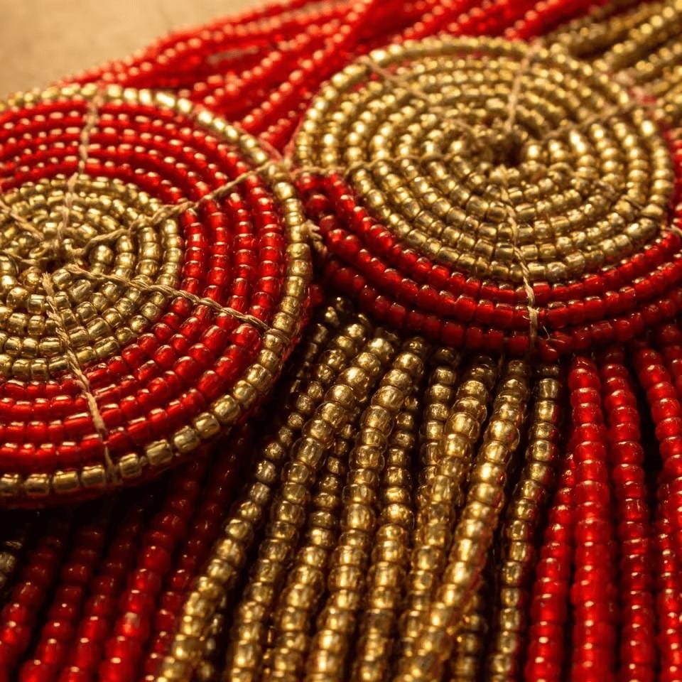 Moto Malkia  Collier cercle perles rouges médaillons laiton & franges | Perlacuir