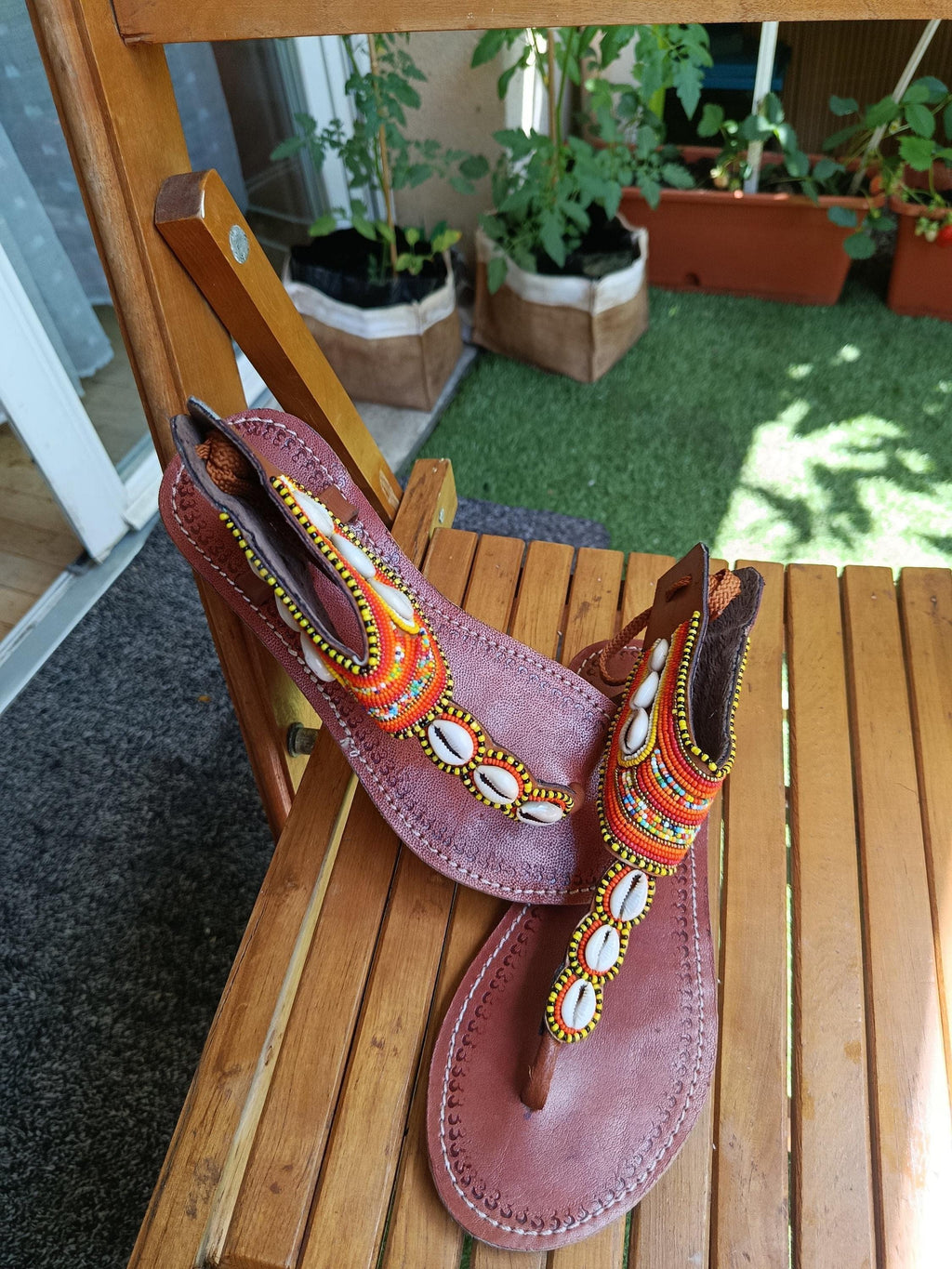 Kauri Safi  Sandale cuir camel bande cauris & perles ivoire élégante